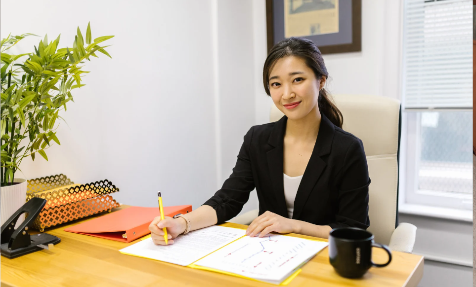 女性が前を向いている